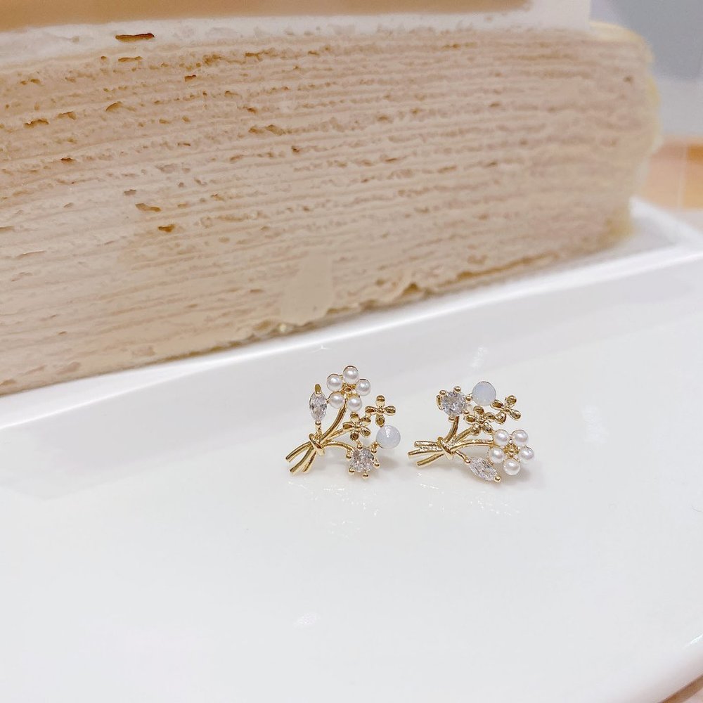 NEW 14K Gold Plated Diamond Flower Stud Earrings a - Picture 3 of 10